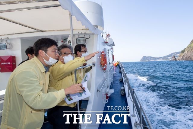 김 군수는 각 현장에서 직원들에게 주민의 시각에서 사업을 바라보는 역지사지의 자세와 노력을 당부했다. /울릉군 제공