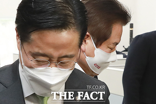 단일화 실무 협상단인 정양석 국민의힘 사무총장(오른쪽)과 이태규 국민의당 사무총장은 협상을 재개했지만 유·무선 전화 조사 비율을 놓고 이견을 좁히지 못했다. /이새롬 기자