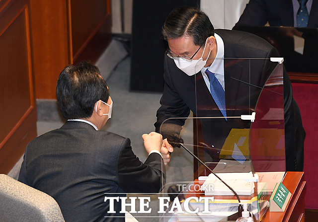 정세균 국무총리(왼쪽)와 정성호 국회 예결위원장이 18일 서울 여의도 국회에서 열린 예결위 전체회의에 출석해 인사를 하고 있다.