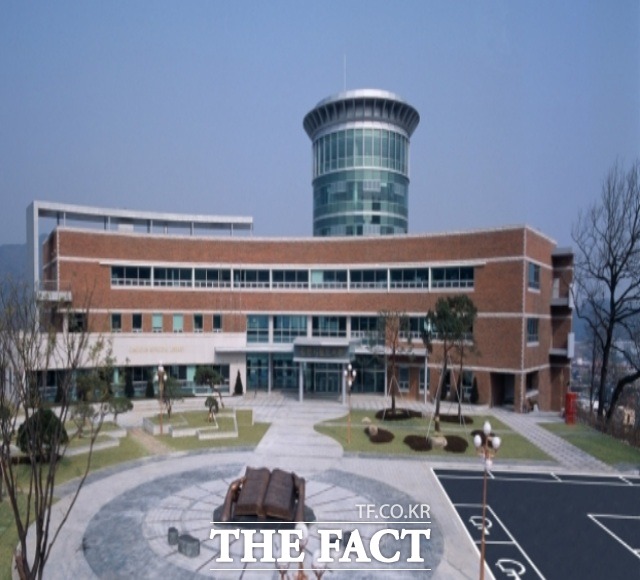 김천시립도서관은 오는 30일부터 ‘들려주고 그려보는 민화’라는 주제로 김천시민을 대상으로 민화에 대해 배우는 기회를 제공한다.사진은 김천시립도서관 전경/김천=김서업 기자