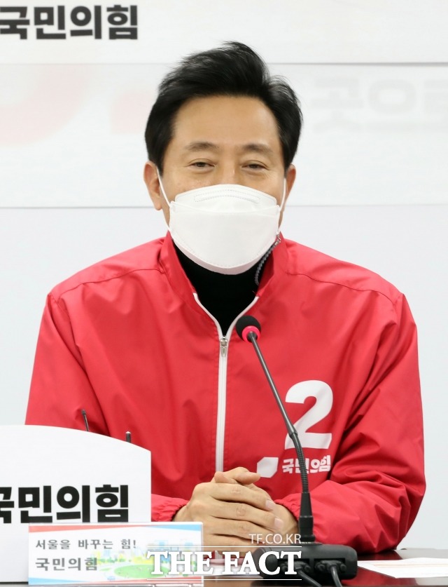 오세훈 국민의힘 서울시장 보궐선거 후보가 야권 단일화 여론조사 방식에 대해 유선전화 조사를 해야 한다고 밝혔다. 지난 17일 열린 서울-인천 선거승리 연대 협약식에 참석한 오 후보. /이새롬 기자