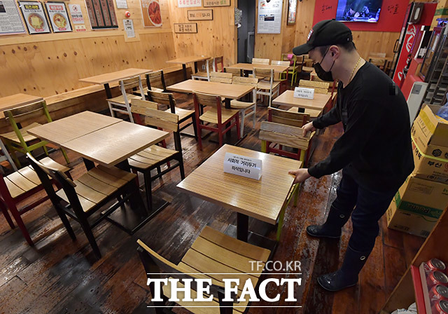 익산시가 일반음식점과 휴게음식점, 제과점 등 업소에 시설개선자금을 최대 700만 원까지 지원한다. /더팩트 DB