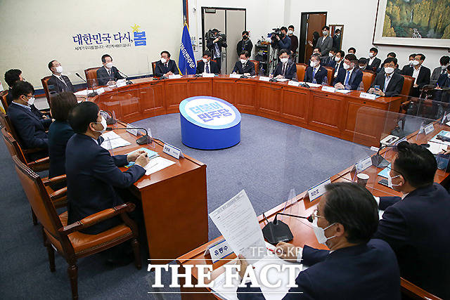 이날 더불어민주당과 정부는 공직자 부동산 재산등록제를 전면 확대하는 등 부동산 투기 근절을 위한 관리·감독을 강화하기로 했다. /국회사진취재단