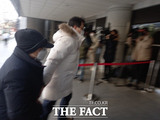 여직원 강제추행 혐의로 시장직을 자진 사퇴한 오거돈 전 부산시장이 지난해 12월 구속 전 피의자 심문(영장실질심사)을 받기 위해 부산지방법원에 출석하고 있다. /부산=조탁만 기자