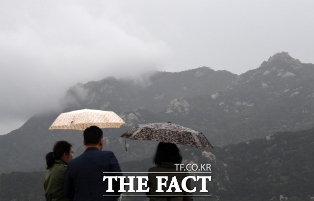 남해상을 지나는 저기압의 영향을 받아 구름이 많이 끼겠다. 제주도에서 비가 시작되겠고, 새벽에는 남부와 충청 남부, 오전에는 그 밖의 전국으로 비가 확대되겠다.