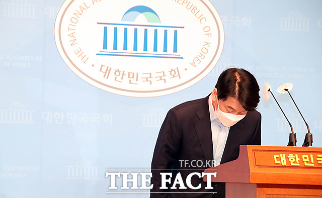 고개 숙인 안철수.