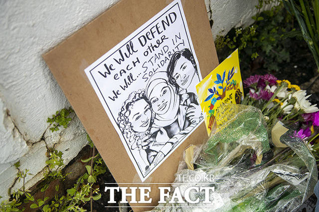 희생자들을 추모하는 그림과 꽃.