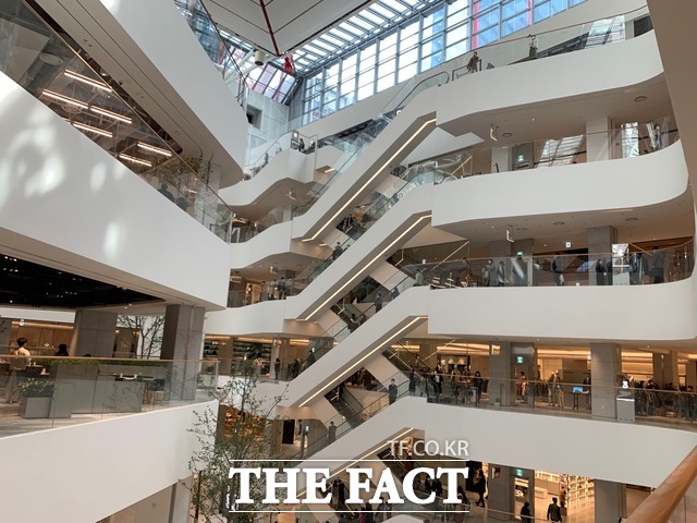 지난달 백화점 매출이 1년 전보다 40% 가까이 급증했다. 사진은 더현대 서울 내부 모습. /한예주 기자