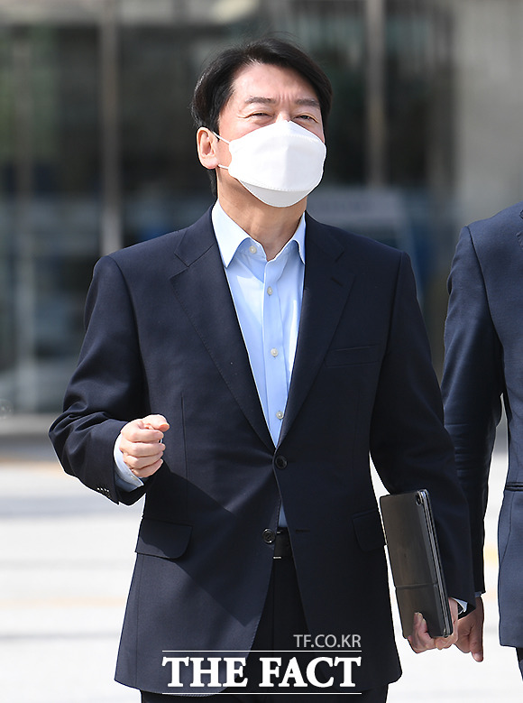 기자회견을 마친 안 후보가 국회를 나서고 있다.