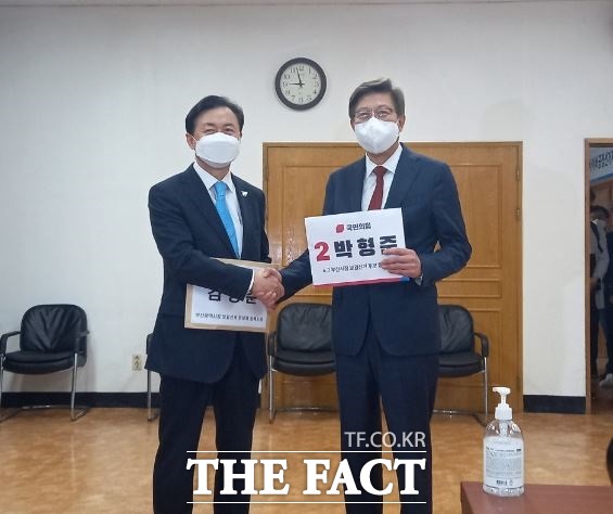 부산시장 보궐선거 후보 등록 첫날인 18일 오전 김영춘 더불어민주당 후보와 박형준 국민의힘 후보가 후보 등록을 마친 뒤 악수하고 있다. /부산=조탁만 기자