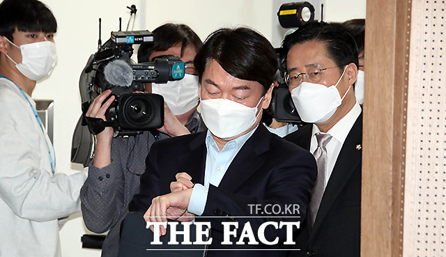 안철수 국민의당 서울시장 후보가 19일 국회 소통관에서 긴급 기자회견을 하기 위해 들어서고 있다.