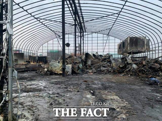 지난 16일 밤 광주 장미농장(북구 용두동)에 있는 비닐하우스 숙소에서 화재가 발생, 잠을 청하던 이주노동자 13명이 긴급대피하는 위험천만한 사태가 발생했다. 사진은 화재 현장./광주 민중의 집 제공