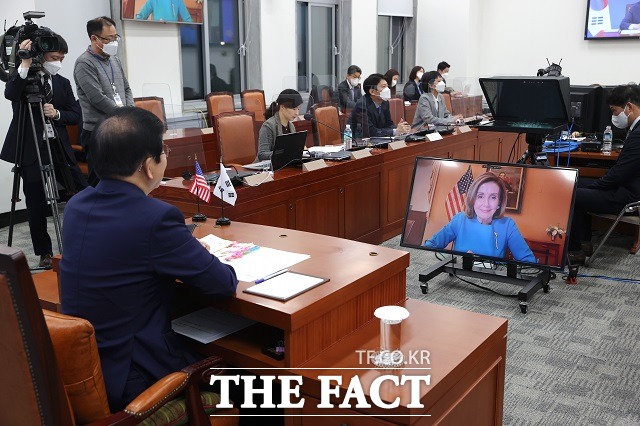 박병석 국회의장이 19일 오전 서울 여의도 국회 영상회의실에서 낸시 펠로시 미국 연방 하원의장과 화상회담을 하고 있다. /국회 제공