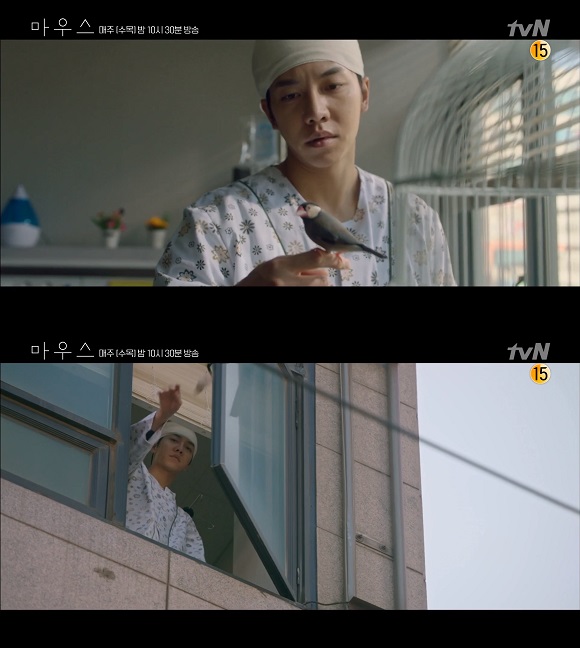 18일 방송된 tvN 수목드라마 마우스 6회에서는 바른생활 청년 정바름(이승기)이 방송 말미 초점 없는 눈빛으로 싸이코패스를 암시하는 듯한 장면을 연출해 충격을 더했다. /tvN 마우스 영상 캡쳐