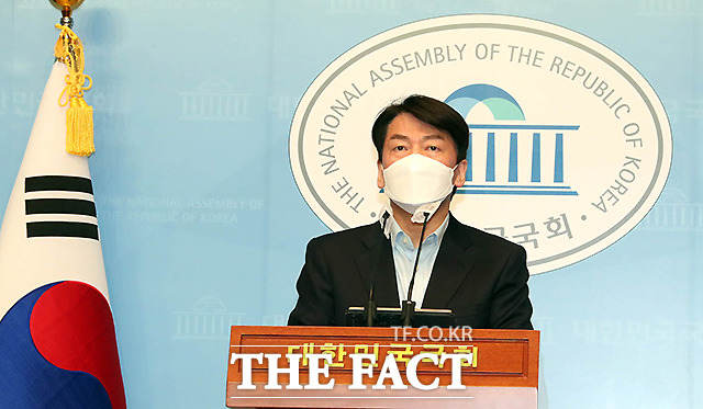 안철수 국민의당 서울시장 후보는 19일 야권 단일화 협상에 대해 국민의힘 김종인 비대위원장과 오세훈 후보가 요구한 단일화 방식을 수용하겠다고 밝혔다. /이새롬 기자