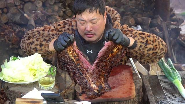 산적 TV 밥굽남은 고기를 요리해 술과 함께 먹는 모습을 선보이는 고기 쿡먹방으로 유명하다. /유튜브 산적 TV 밥굽남 채널 캡처