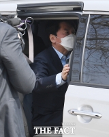  단일화 수용  밝히고 국회 나서는 안철수 [TF사진관]