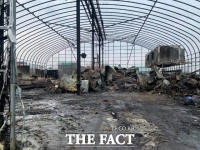  비닐하우스 잠자던 이주 노동자들 화재로 긴급 대피 ‘위험천만’