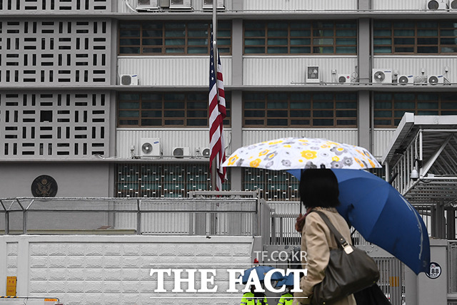 20일 오후 서울 종로구 주한 미국 대사관에 애틀랜타 총격사건 희생자를 추모하기 위한 조기가 게양돼있다. /이동률 기자