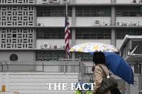  '총격 희생자 추모'... 주한 미국 대사관에 게양된 조기 [TF사진관]