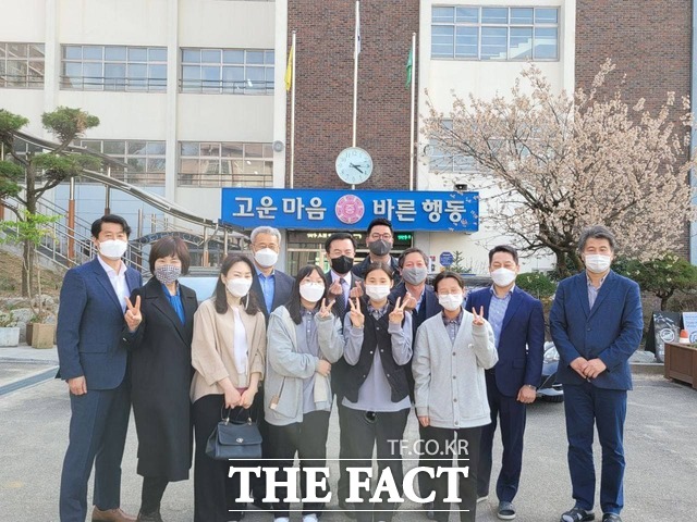 윤영덕 국회의원이 19일 동아여중‧고 ‘영덕아 학교가자’ 현장 정책간담회를 마치고 학생, 학부모, 교직원과 기념촬영을 하고 있다./윤영덕 의원실 제공