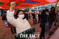  구호 외치는 미얀마인들 [포토]