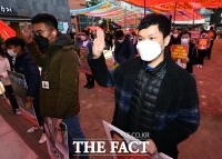  세손가락 경례하는 참가자들 [포토]