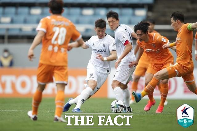 국내외 프로축구 14경기를 대상으로 실시한 축구토토 승무패 11회차 게임에서 무려 2천명이 넘는 적중자가 나왔다. 사진은 2021시즌 제주-광주 경기./K리그 제공
