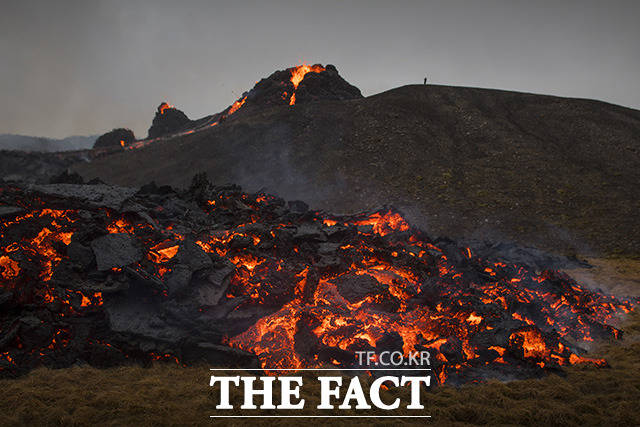 20일(현지시간) 아이슬란드 남서부 레이캬네스 반도에서 화산이 분출해 용암이 흘러나오고 있다. /파그라달스피아들=AP.뉴시스
