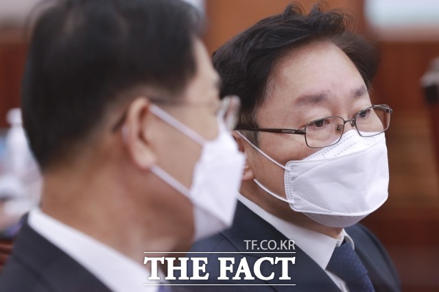 박범계 법무부 장관이 대검찰청의 한명숙 전 국무총리 재판 모해위증교사 의혹을 놓고 법무부·대검 합동감찰로 진상을 규명하겠다고 밝혔다. /이새롬 기자