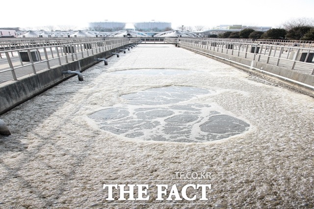 고양시 덕양구 현천동에 위치한 서울시 난지물재생센터. 이 센터는 937,928㎡ 규모로 용산,은평,서대문,마포구 전 지역과 종로,중구,성동구 고양시 일부지역의 하수를 처리한다.또한 종로,중구,용산,서대문,마포,강남 서초구 전 지역과 영등포구 일부지역의 정화시설의 폐수와 종로.용산,은평,서대문,마포,영등포의 분뇨를 처리한다./고양시청 제공