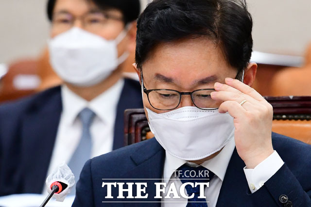 박범계 법무부 장관이 대검찰청의 한명숙 전 국무총리 사건의 무혐의 처분 결정에 22일 공식 입장을 낸다. /남윤호 기자