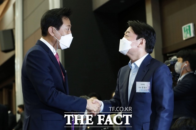 서울시장 후보의 단일화 여론조사가 22~23일 진행되는 가운데 두 후보는 지지를 호소했다. /국회사진취재단