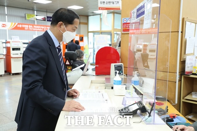 이재준 고양시장이 4.7보궐선거에 출마한 서울시장 후보자들에게 고양시에 소재한 서울시의 기피시설로 인해 주민들이 피해를 보고 있다며 이를 해결하기 위한 대책을 요구하는 서한을 일산우체국에서 등기발송을 하고 있다./고양시청 제공