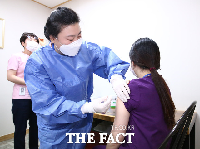 화순군은 오는 4월 15일부터 75세 이상 주민을 대상으로 코로나19 백신을 접종할 계획이다. 사진은 푸른솔요양병원 종사자가 백신을 접종하고 있는 모습./화순군 제공