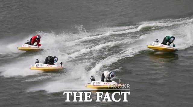 1번 보트에 타고 있는 권명호 선수가 휘감기로 1턴 마크를 돌고 있다./기금조성총괄본부 제공