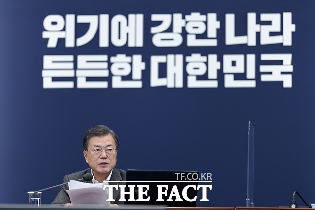 문재인 대통령은 22일 청와대에서 주재한 수석·보좌관회의에서 아스트라제네카 백신의 안전성과 효과가 국제적으로 재확인됐다라며 국민들은 백신 안전성에 조금도 의심을 품지 말고 접종 순서가 되는 대로 접종에 응해주시기 바란다고 당부했다. /청와대 제공