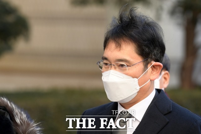 이재용(사진) 삼성전자 부회장의 불법 합병 의혹 사건 첫 공판이 미뤄졌다. /남용희 기자