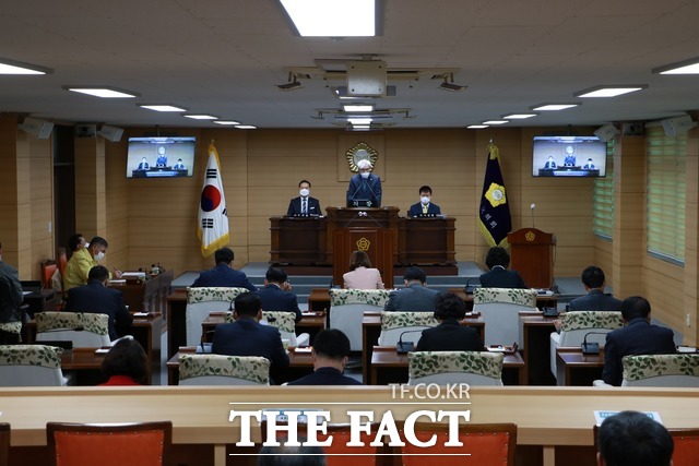 22일 부여군의회가 253회 임시회를 열고 지방자치법과 관련, 회의를 진행했다.