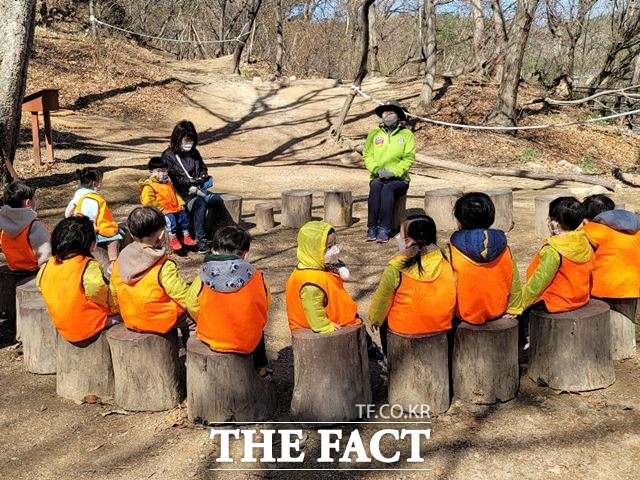 사)경북생명의숲이 운영하는 2021년 도음산유아숲체험원 산림교육 프로그램이 22일 올해 첫 수업을 시작했다./경북생명의숲 제공