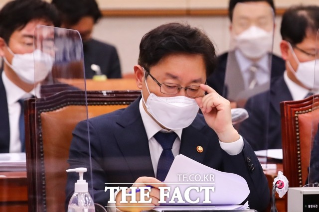 박범계 법무부 장관이 대검찰청의 한명숙 전 국무총리 재판 모해위증교사 의혹을 놓고 법무부·대검 합동감찰로 진상을 규명하겠다고 밝혔다. /이새롬 기자