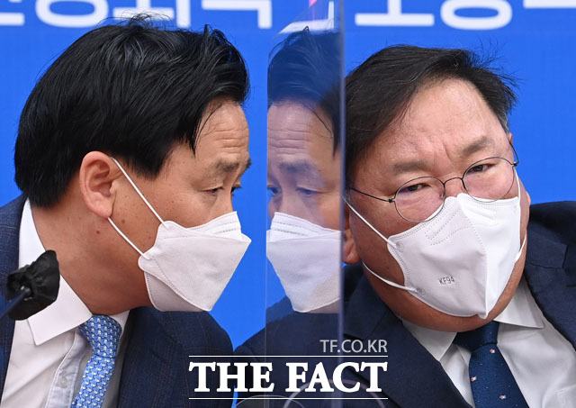 김태년 더불어민주당 대표 직무대행(오른쪽)이 23일 오전 서울 여의도 국회에서 열린 원내대책회의에서 김영진 원내수석부대표에게 안철수, 오세훈 서울시장 후보의 단일화 소식을 듣고 있다. /국회=이새롬 기자