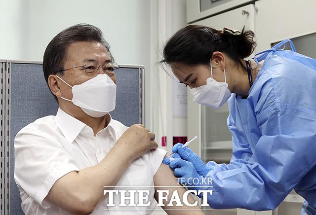 문재인 대통령(왼쪽)이 23일 오전 서울 종로구보건소에서 아스트라제네카(AZ)사의 코로나19 백신을 접종하고 있다. /뉴시스