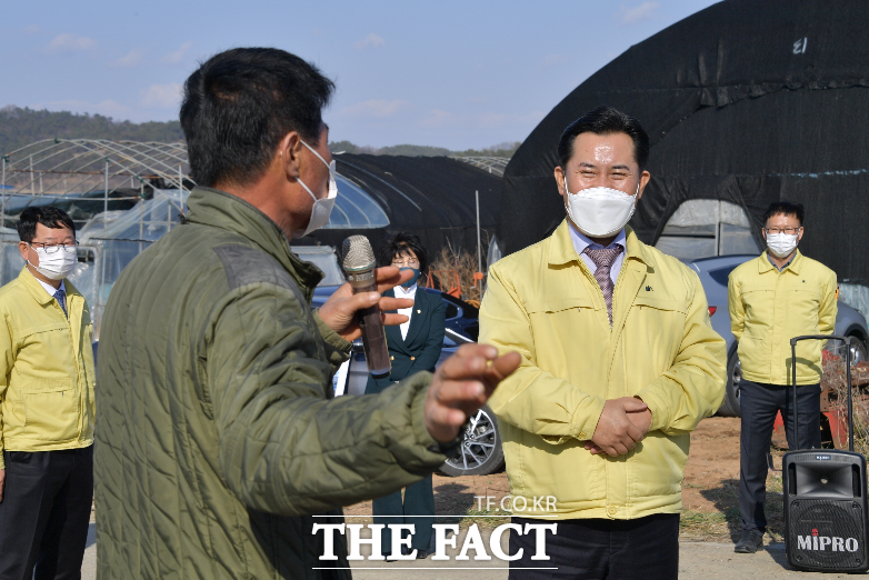 박정현 부여군수가 주민들과 소통하고 있다./부여군 제공