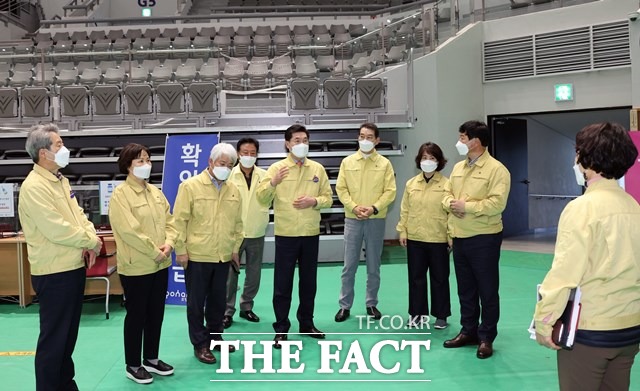 포항시의회(정해종 의장) 의장단 및 상임위원장단 등은 23일 코로나19 백신 남구지역 예방접종센터(포항체육관)를 방문했다./포항시의회 제공