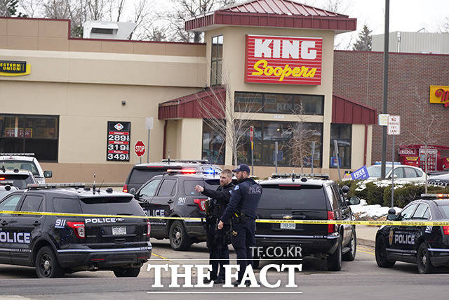 22일(현지시간) 총격사건이 발생한 미국 콜로라도주 볼더의 식료품점 킹 수퍼스 외곽에서 경찰이 경계를 펼치고 있다. /볼더=AP.뉴시스