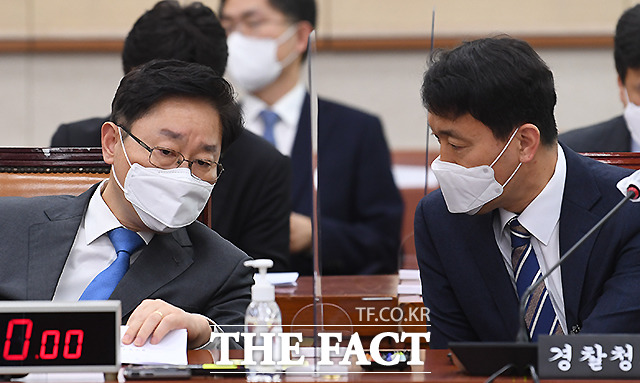 대화 나누는 박범계 법무부 장관(왼쪽)과 송민헌 경찰청 차장.
