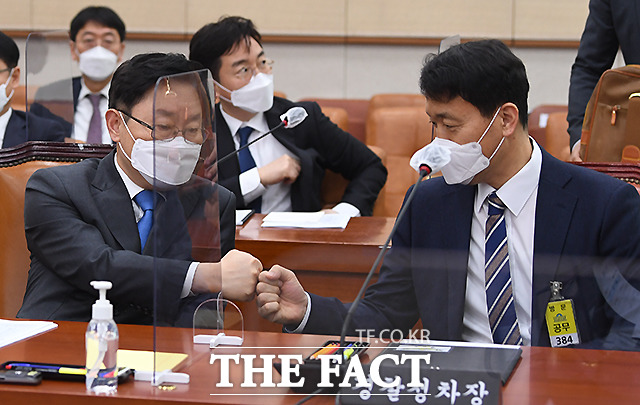 박 장관(왼쪽)이 송민헌 경찰청 차장과 주먹인사 하고 있다.