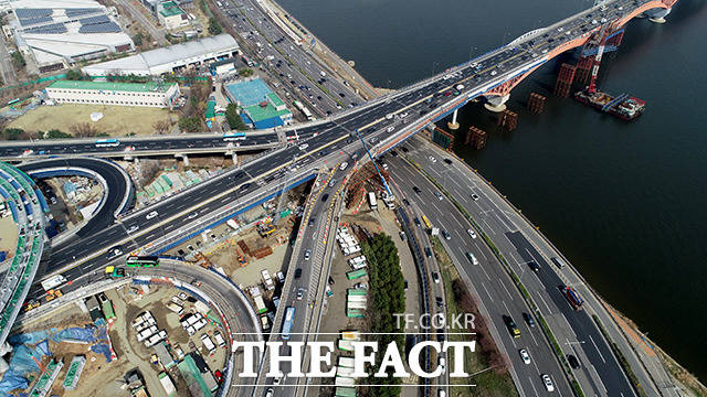 23일 오전 서울 영등포구 성산대교 남단 구간이 성능개선공사를 완료하고 전면 개통된 가운데 차량이 주행하고 있다. /이선화 기자