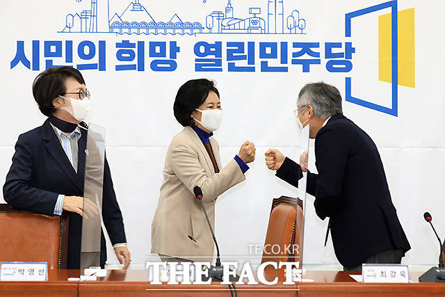 박영선 더불어민주당 서울시장 후보(가운데)가 23일 국회 열린민주당을 예방해 최강욱 대표(오른쪽), 김진애 의원과 인사를 나누고 있다.